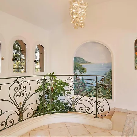A C With Pool & Jacuzzi 3br 6p - *