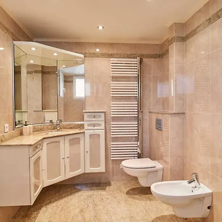 A C With Pool & Jacuzzi 3br 6p - *