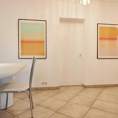 A C With Pool & Jacuzzi 3br 6p - *