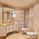 A C With Pool & Jacuzzi 3br 6p - *