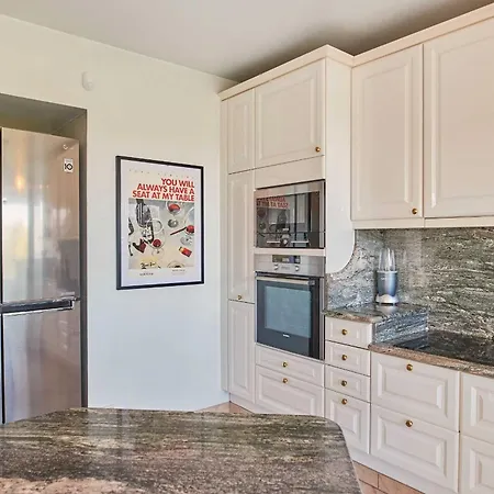 A C With Pool & Jacuzzi 3br 6p - *