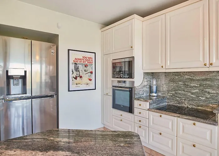 A C With Pool & Jacuzzi 3br 6p - *