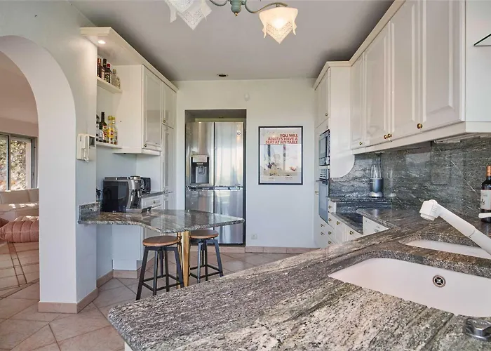 A C With Pool & Jacuzzi 3br 6p -