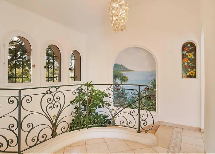 A C With Pool & Jacuzzi 3br 6p - *