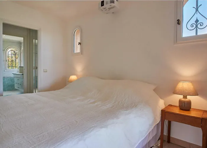 A C With Pool & Jacuzzi 3br 6p -