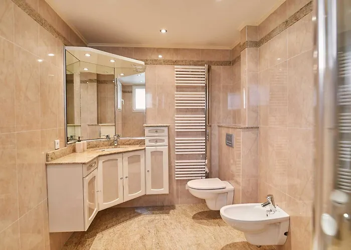 A C With Pool & Jacuzzi 3br 6p - *